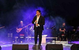 Ünlü şarkıcı Kubat, öğretmenler için söyledi