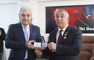 Ünsal Cumhurbaşkanlığı tarafından madalya ile...