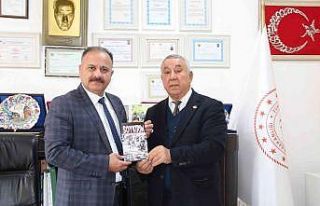 Ünsal, Soykırım kitabını Yolcu’ya hediye etti