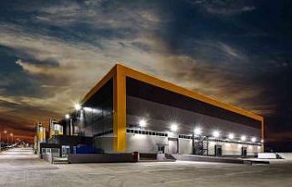 Üretim tesisinin çatısı 5 bin 300 güneş paneli...