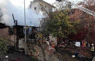 Üsküdar’da 2 katlı ahşap bina küle döndü:...