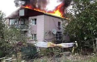 Üsküdar’da 2 katlı binanın çatısı alev alev...