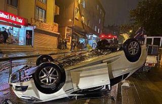 Üsküdar’da bariyere çarpan otomobil takla attı