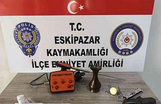 Uygulamada durdurdukları araçtan dedektör ve uyuşturucu...