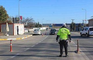 Uygulamadan kaçmaya çalışan otomobilden uyuşturucu...