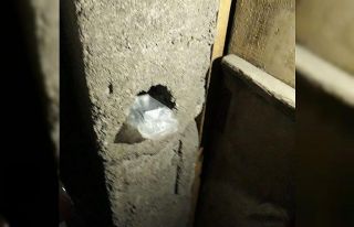 Uyuşturucu maddeyi duvardaki deliğe saklamışlar