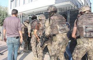 Uyuşturucu operasyonunda gözaltına alınan şahıs...