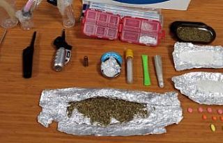 Uyuşturucu satıcısı, okul önünde yakalandı