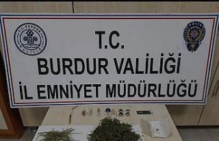 Uyuşturucu tacirinin üzerinden polis rozeti çıktı