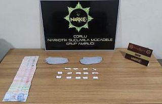 Uyuşturucu ticareti yapan çaycıya suçüstü