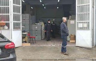 Üzerine enjeksiyon makinesi düşen işçi hayatını...