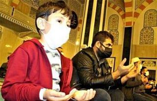 Uzun bir aradan sonra sosyal mesafesiz saf düzeninde...