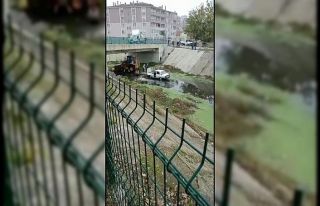 Uzunköprü’de otomobil dereye uçtu