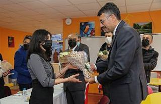 Vali Çelik öğretmenlerin gününü kutladı, hediye...