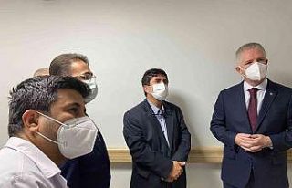 Vali Gül, dövülen bebeği ziyaret etti