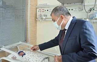 Vali Işık, ambulansta doğum yapan anne ile bebeğini...