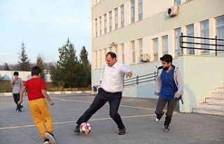 Vali Kaldırım kravatı çıkardı okul bahçesinde...