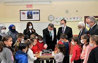 Vali Kızılkaya Öğretmenler Günü’nü okulda...