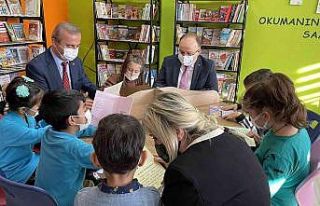 Vali Tutulmaz, açılışını yaptığı kütüphanelerde...