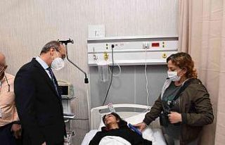 Vali Yavuz, feci kazada yaralanan öğrencileri hastanede...
