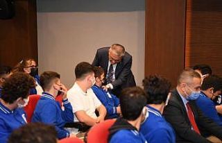 Vali Yazıcı, 110 öğrenci ile birlikte kitap okudu