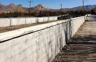 Van Büyükşehir Belediyesi mezarlıkların duvarlarını...