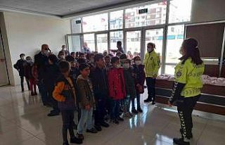 Van polisi öğrencileri misafir etti