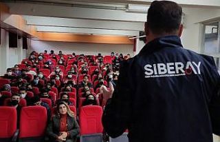 Van polisinden “Güvenli ve Bilinçli İnternet...
