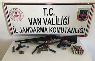 Van’da 3 ayrı evde yapılan aramada 2 adet ruhsatsız...