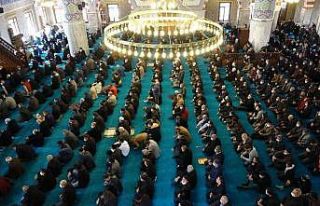 Van’da sosyal mesafesiz Cuma namazı