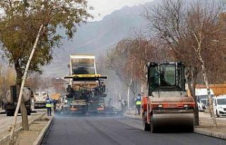 Van’da yol asfaltlama çalışması