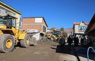 Varto’da kilitli parke taşı çalışmaları devam...