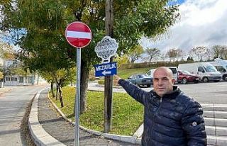Vatandaşlar Dede mahallesinde değişen trafik levhalarından...