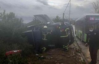 Virajı alamayan araç devrildi: 2 yaralı