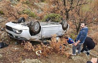 Virajı alamayan otomobil 45 metrelik uçuruma yuvarlandı:...