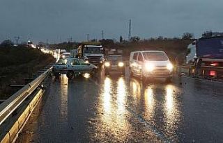Yağış kaza getirdi: 3 araç çarpıştı yolda...