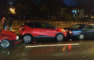 Yağışlı havada 3 araç birbirine girdi