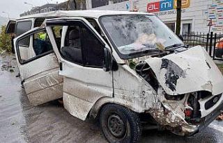 Yağmurdan kayan minibüs direğe ve ağaca çarptı