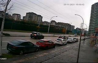 Yağmurla gelen kaza kameraya yansıdı