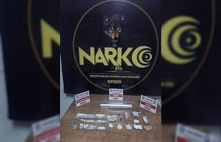 Yakalanacaklarını anlayınca uyuşturucuyu saçtılar