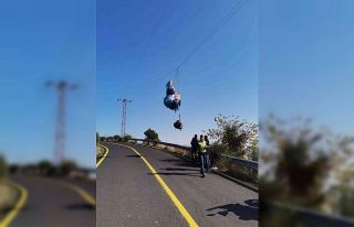 Yamaç paraşütü pilotu elektrik tellerine takıldı