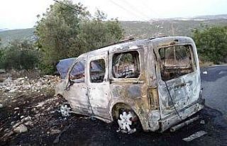 Yanan araç küle döndü