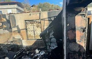 Yanan ev kullanılamaz hale geldi