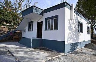 Yangında evleri küle dönen aileler yeni evlerine...
