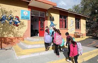 Yangından etkilenen öğrencilere kırtasiye ve çanta...