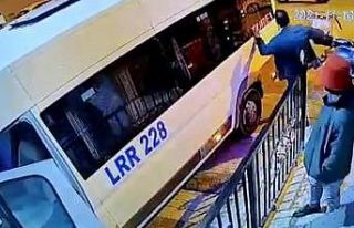 Yanlış parka sinirlendi, motosikleti tekmeleyerek...