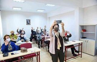 Yaş 80 demediler akıllı telefon öğrenip selfie...