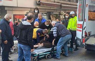 Yaşlı adam iki aracın arasında sıkışınca hastanelik...