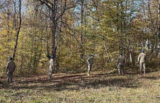 Yaşlı adamın kesik başı toprağa gömülü halde...