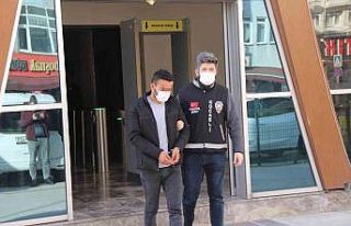 Yaşlı çifti, kendini savcı ve polis olarak tanıtarak...